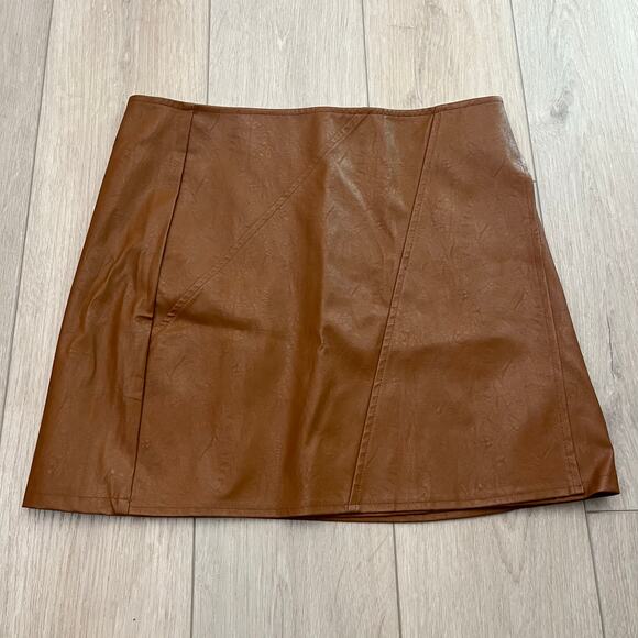 Everyday Chic Women’s Camel Mini Skirt Sz Large - Picture 2 of 7